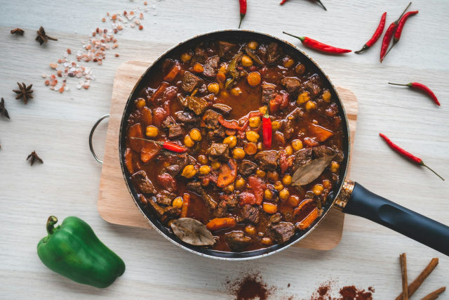 Fleischtopf mit Paprika in würziger Soße in einer Pfanne